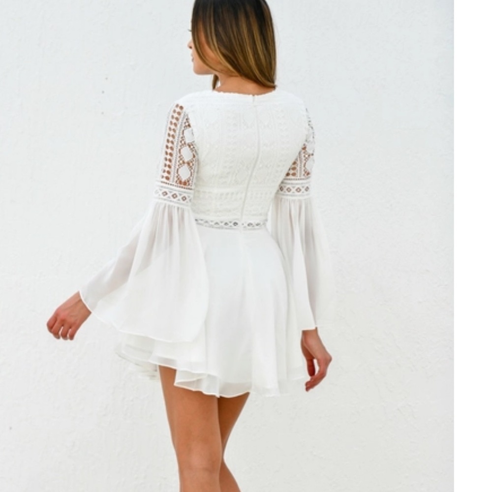 Elegant White Lace-Up Dress - Picture 4 of 4